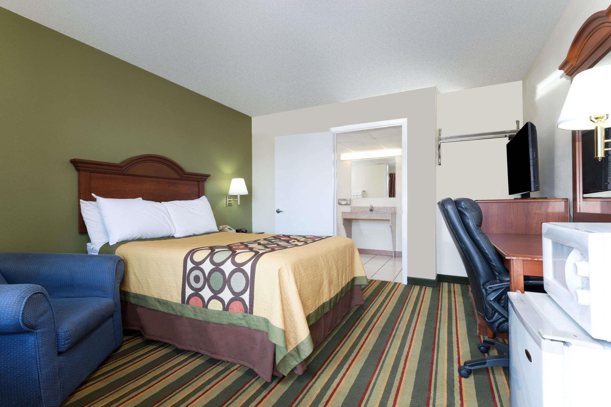 Baymont By Wyndham Troy Hotel Exterior photo